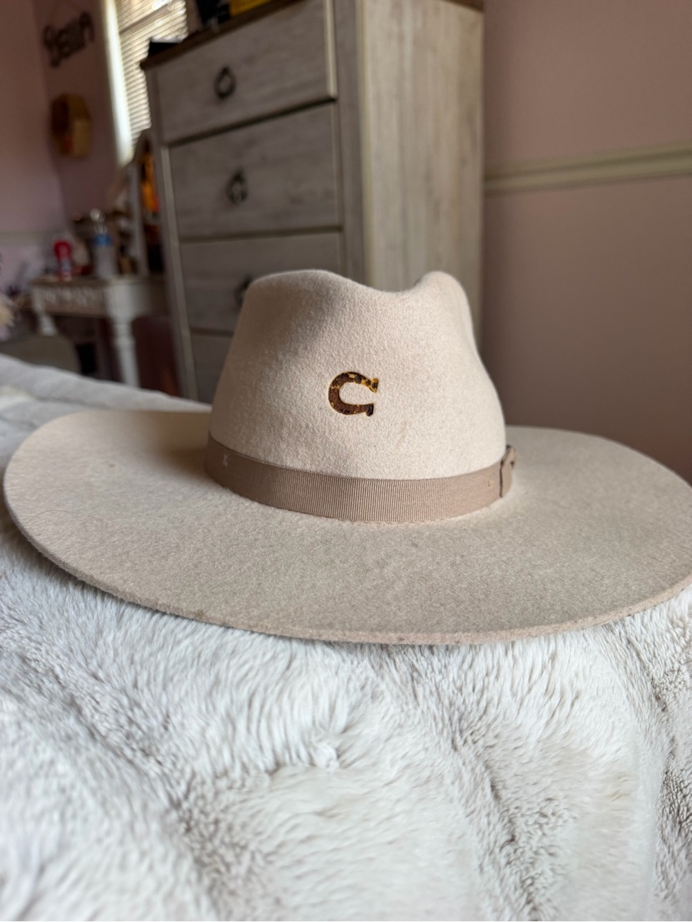 Beige charlie 1 horse hate with ribbon accent